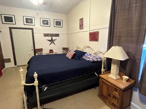 4 bedrooms, desk, iron/ironing board, Internet