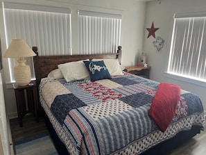 4 bedrooms, desk, iron/ironing board, bed sheets - Pinto Paradise Ranch (Brackettville)