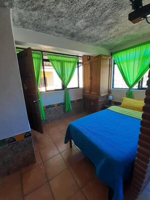Down comforters, free WiFi, bed sheets - Hostal Casa de Dante (Guanajuato)