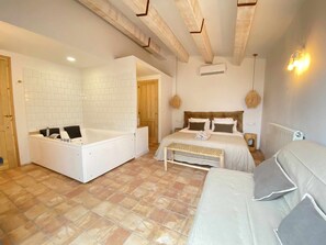 3 chambres, fer et planche à repasser, lit de bébé portatif