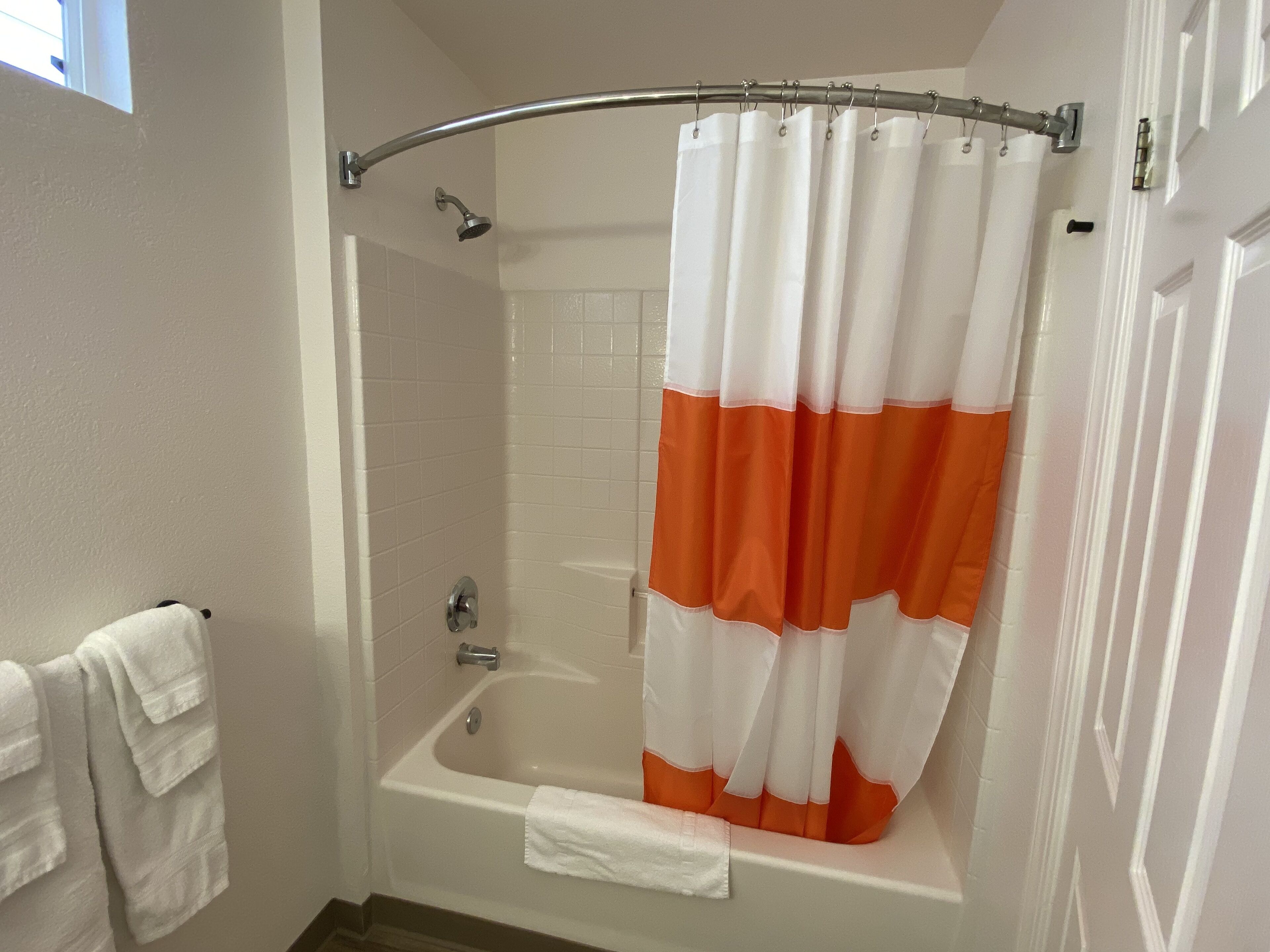 sonoma two queens | bathroom | free toiletries, towels, soap, shampoo