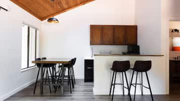 Cabana, 1 cama Queen e sofá-cama, cozinha americana, no jardim | Cozinha americana privada