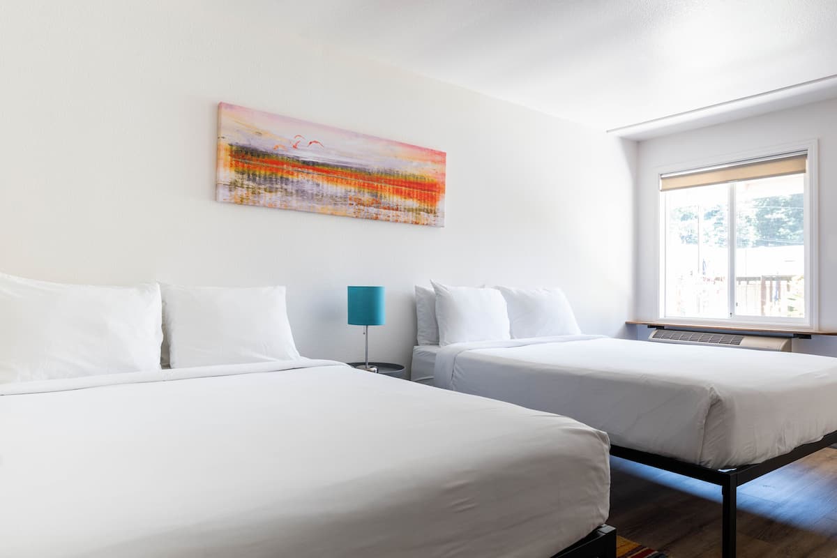 Habitación cuádruple, varias camas, vista a la alberca, planta baja | 1 habitación y ropa de cama