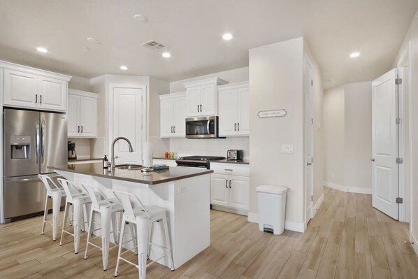 Køleskab, mikrobølgeovn, ovn, kogeplade