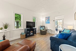 TV connectée, lecteur de DVD, livres