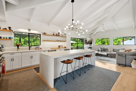 Interior. Walking Distance to Hanalei bay with A/C, Hot Tub and Sauna