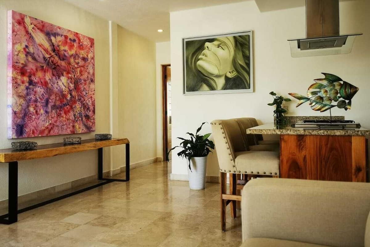 8 kamar tidur, busa memori, dan Wi-Fi gratis
