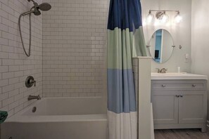 Bañera, secador de pelo, toallas y jabón