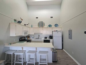 Een koelkast, een magnetron, een oven, een kookplaat