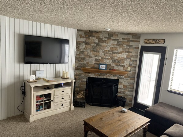 TV connectée, cheminée, lecteur de DVD, baby-foot