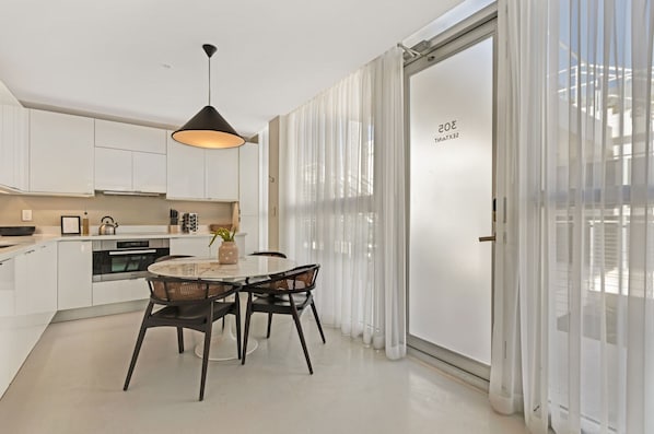 Apartament, 2 dormitoris, terrassa | Zona de menjador de l'habitació