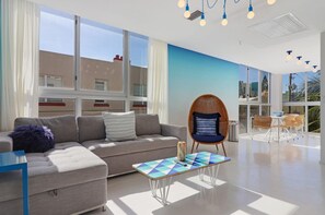 Adjacent Four Bed Four Bath Apartment | 2 units | Oppholdsområde | En 50-tommers LED-TV med digitale kanaler samt TV