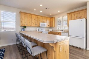 Coffee/tea maker, fridge, microwave, oven - Las Palmas Resort #1706 | All-Inclusive Amenities (Saint George)