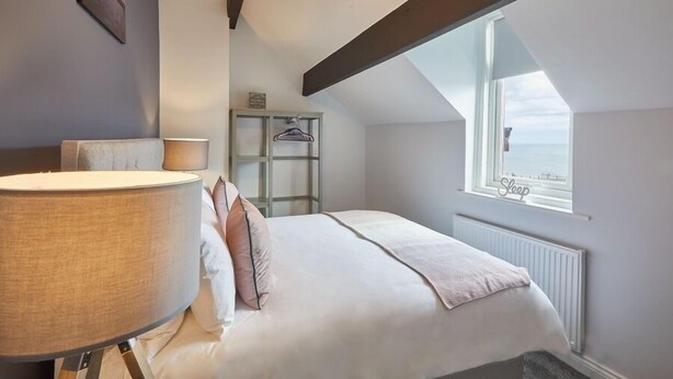 1 bedroom, premium bedding, desk, laptop workspace - Emerald Hideaway (Saltburn-by-the-Sea)