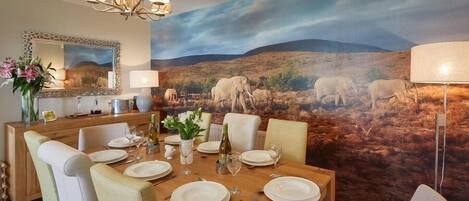 House, 4 Bedrooms | In-room dining