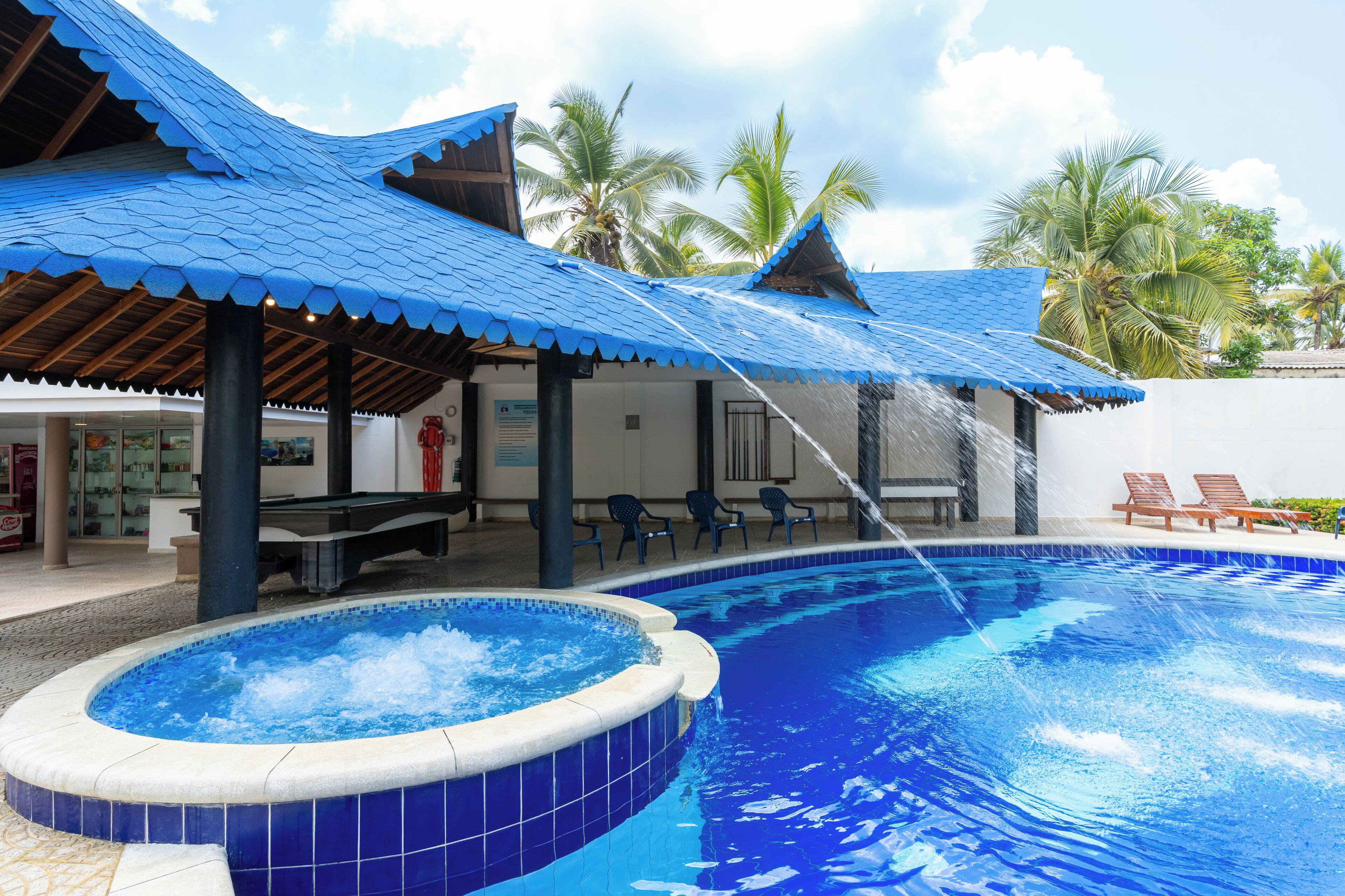 Una piscina al aire libre