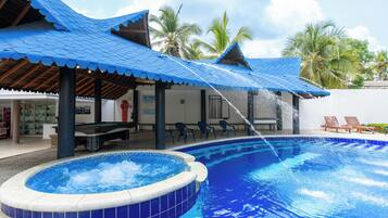 Una piscina al aire libre