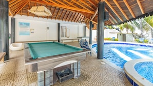 A pool area with a pool table, lounge chairs, and a hot tub. - Cabañas La Fragata Coveñas (Coveñas)