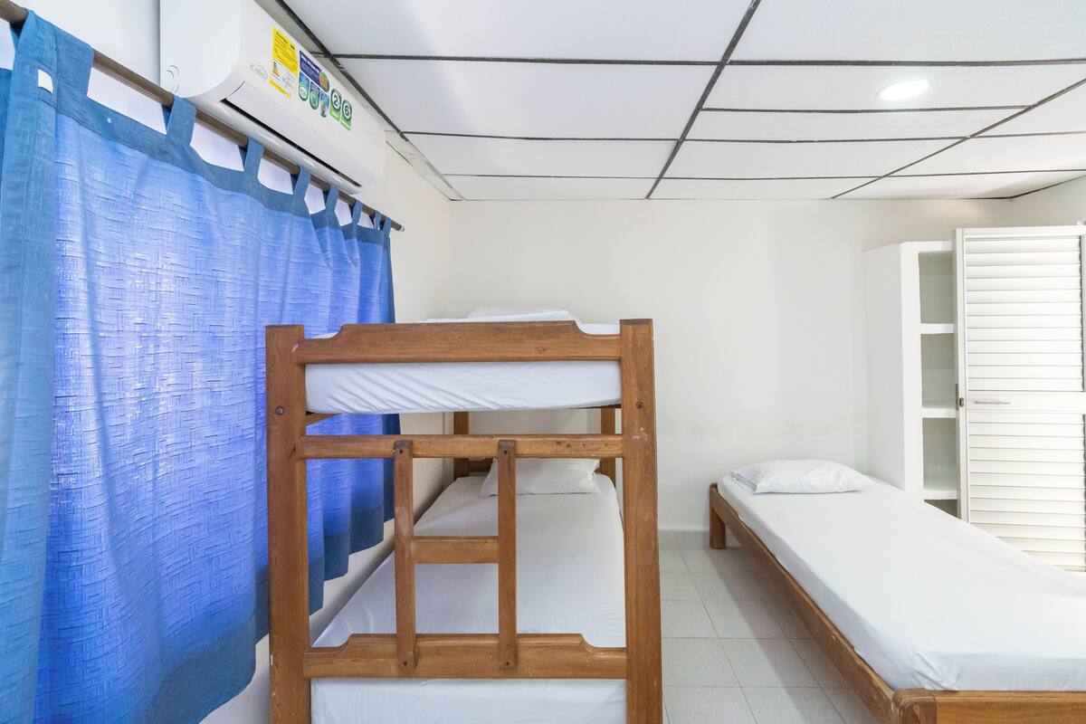 Cabin (12 Pax)