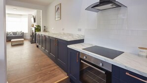 Ferienhaus, 3 Schlafzimmer | Eigene Küche | Wasserkocher mit Kaffee-/Teezubehör, Kühlschrank, Mikrowelle, Ofen