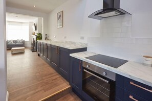 House, 3 Bedrooms | Private kitchen