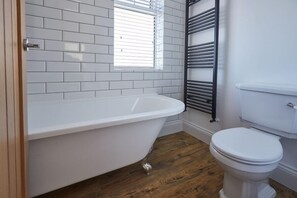House, 3 Bedrooms | Bathroom | Hair dryer, towels, soap, shampoo - Montrose View (Saltburn-by-the-Sea)