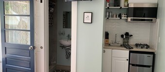 Private Tiny Guest House Near Downtown