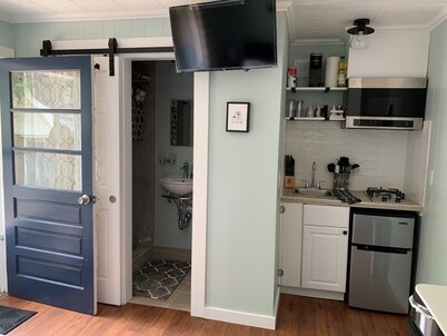 Private Tiny Guest House Near Downtown