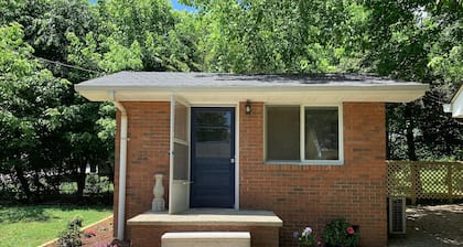 Tiny House close to restaurants!