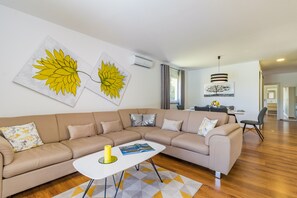 Smart-TV, Tischtennisplatte