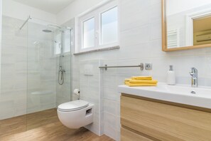 Douche, sèche-cheveux, serviettes fournies, savon