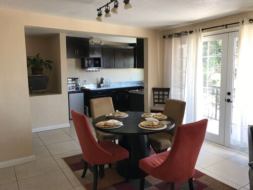 Beautiful House! 5 Minutes from the airport! (2) 