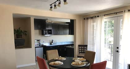 Beautiful House! 5 Minutes from the airport! (2)