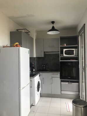 Batterie de cuisine, vaisselle et ustensiles