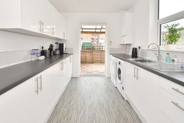 Shared kitchen - Townhouse @ 86 Brooklyn Street Crewe (Crewe)