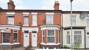 A row of terraced houses with a sign indicating 'all rooms let'. - Townhouse @ 86 Brooklyn Street Crewe (Crewe)