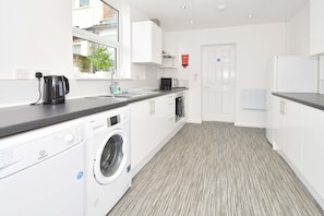 Shared kitchen - Townhouse @ 86 Brooklyn Street Crewe (Crewe)