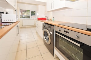 Shared kitchen - Townhouse @ 178 Ruskin Road Crewe (Crewe)