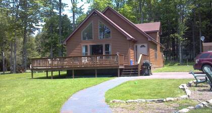 Lovely Mount Storm Waterfront Lake House - pet friendly, child friendly retreat