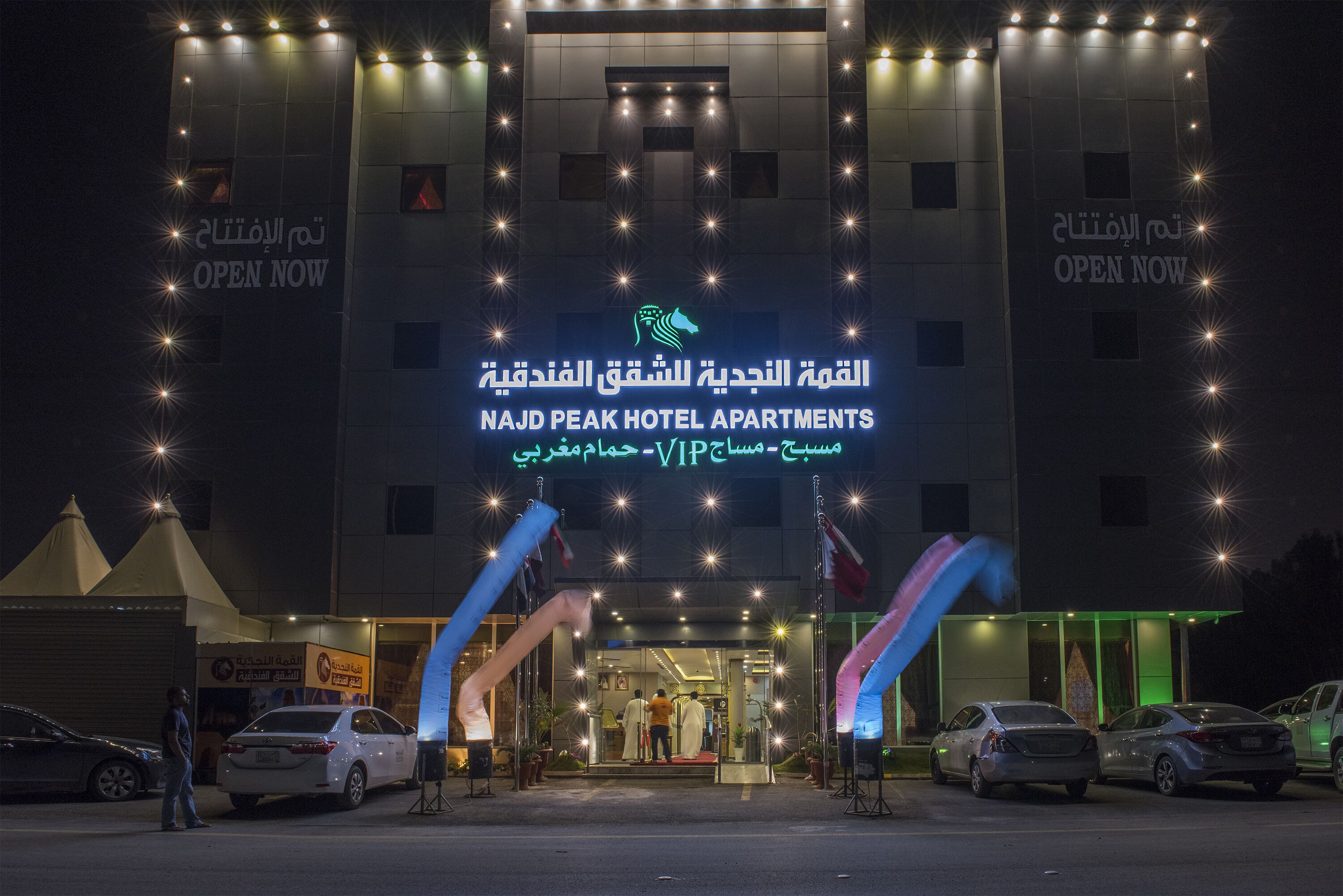 Fachada da propriedade à noite