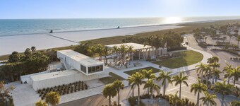 Steps away from the #1 beach! Spectacular views on the GIANT balcony!