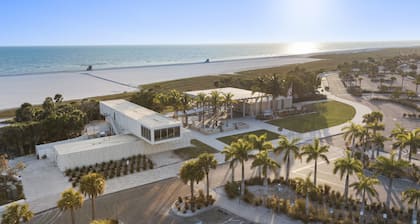 Steps away from the #1 beach! Spectacular views on the GIANT balcony!