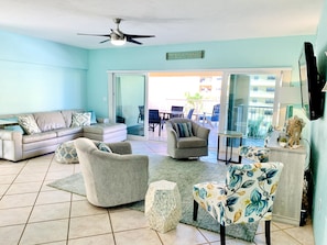 TV connectée, lecteur de DVD, livres