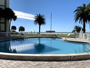 Una piscina al aire libre, una piscina climatizada