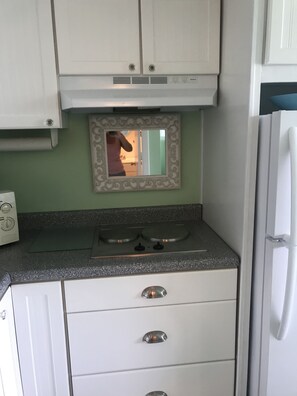 Kühlschrank, Mikrowelle, Herdplatte, Wasserkocher mit Kaffee-/Teezubehör