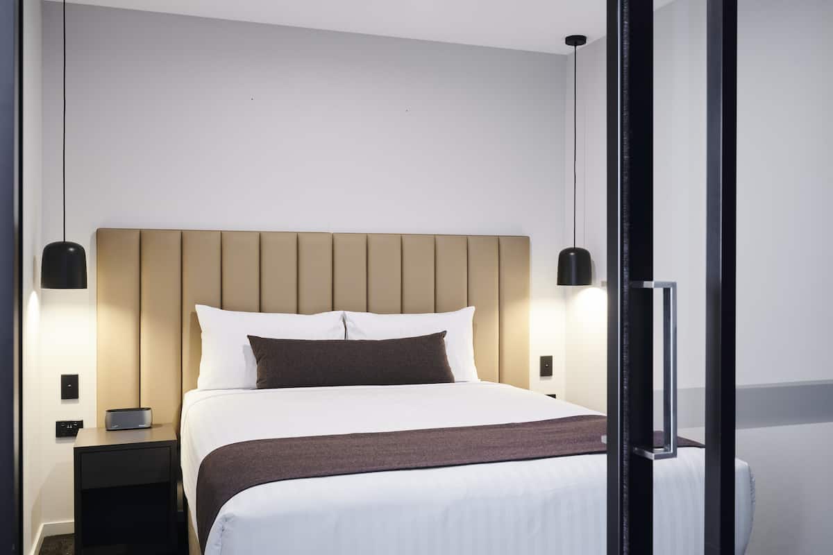 1 bedroom, premium bedding, desk, laptop workspace
