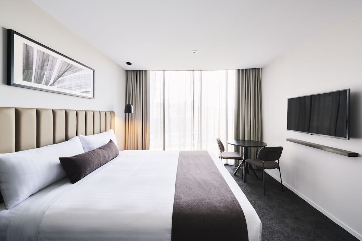 1 bedroom, premium bedding, desk, laptop workspace