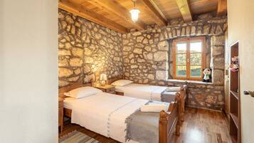 2 bedrooms, iron/ironing board, internet, bed sheets