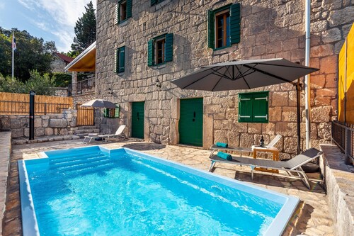 Villa Lazini Dvori - Two Bedroom Stone House Villa with Private Pool