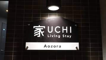 Placa de identificação da UCHI Living Stay em Aozora.